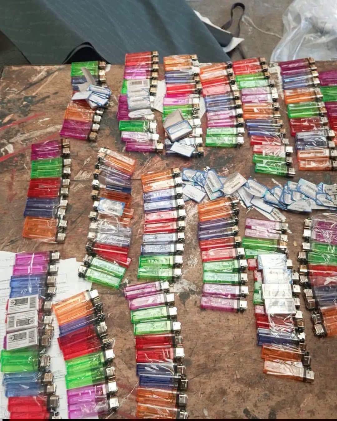 DESCUBREN CASI 200 ENCENDEDORES Y 110 HOJAS DE AFEITAR OCULTOS EN ENCOMIENDA PARA INTERNO DEL PENAL DE CHINCHA
