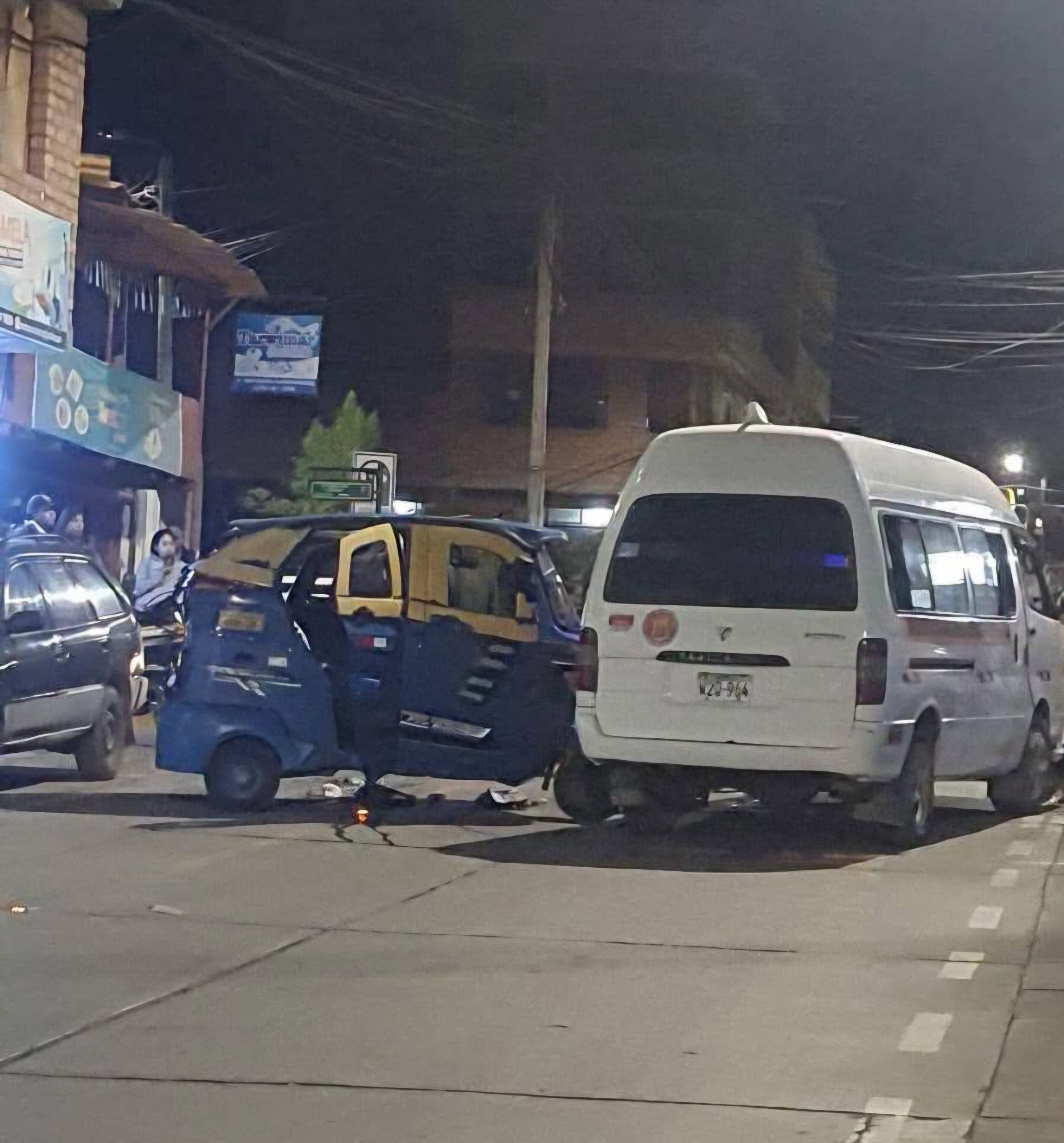 CHOQUE ENTRE COMBI Y MOTOTAXI DEJA A UNA NIÑA HERIDA EN HUARAZ
