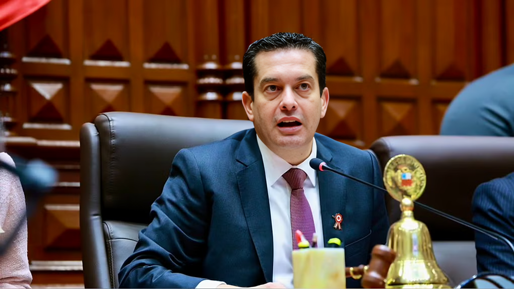 MIGUEL TORRES ASUME LA PRESIDENCIA EN UNA AJUSTADA ELECCIÓN