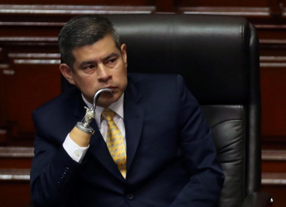 FUJIMORI ANUNCIA A GALARRETA EN LA PCM Y MARCA EL PRIMER DESAFÍO DE SU GOBIERNO
