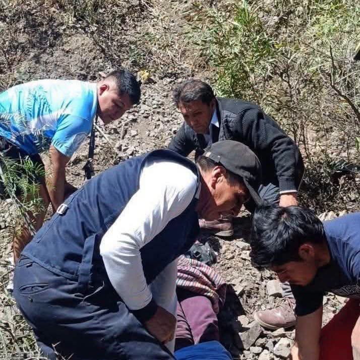 VOLCADURA DE COMBI EN LLUMPA DEJA CUATRO HERIDOS Y REAVIVA LAS ALERTAS SOBRE LA SEGURIDAD VIAL EN ÁNCASH