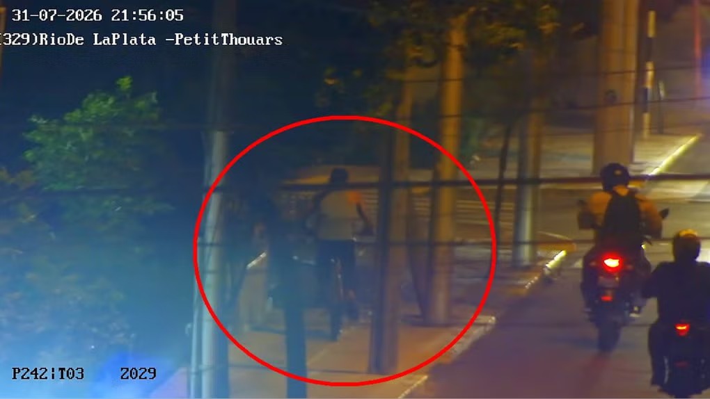 ROBA UNA BICICLETA Y ESCAPA PEDALEANDO, PERO CÁMARAS Y SERENAZGO FRUSTRAN SU HUIDA EN SAN ISIDRO