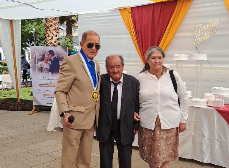 50 PAREJAS DIJERON "SÍ" EN LA PLAZA DE ARMAS Y SELLARON SU HISTORIA EN EL ANIVERSARIO DE HUARAZ