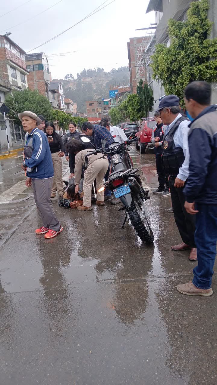 DOS JÓVENES RESULTAN HERIDOS TRAS CHOQUE ENTRE MOTOCICLETA Y TAXI EN EL JR. PABLO PATRÓN