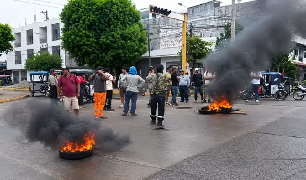 ALZA DEL COMBUSTIBLE DESATA PROTESTAS Y BLOQUEOS EN CUATRO REGIONES DEL PERÚ